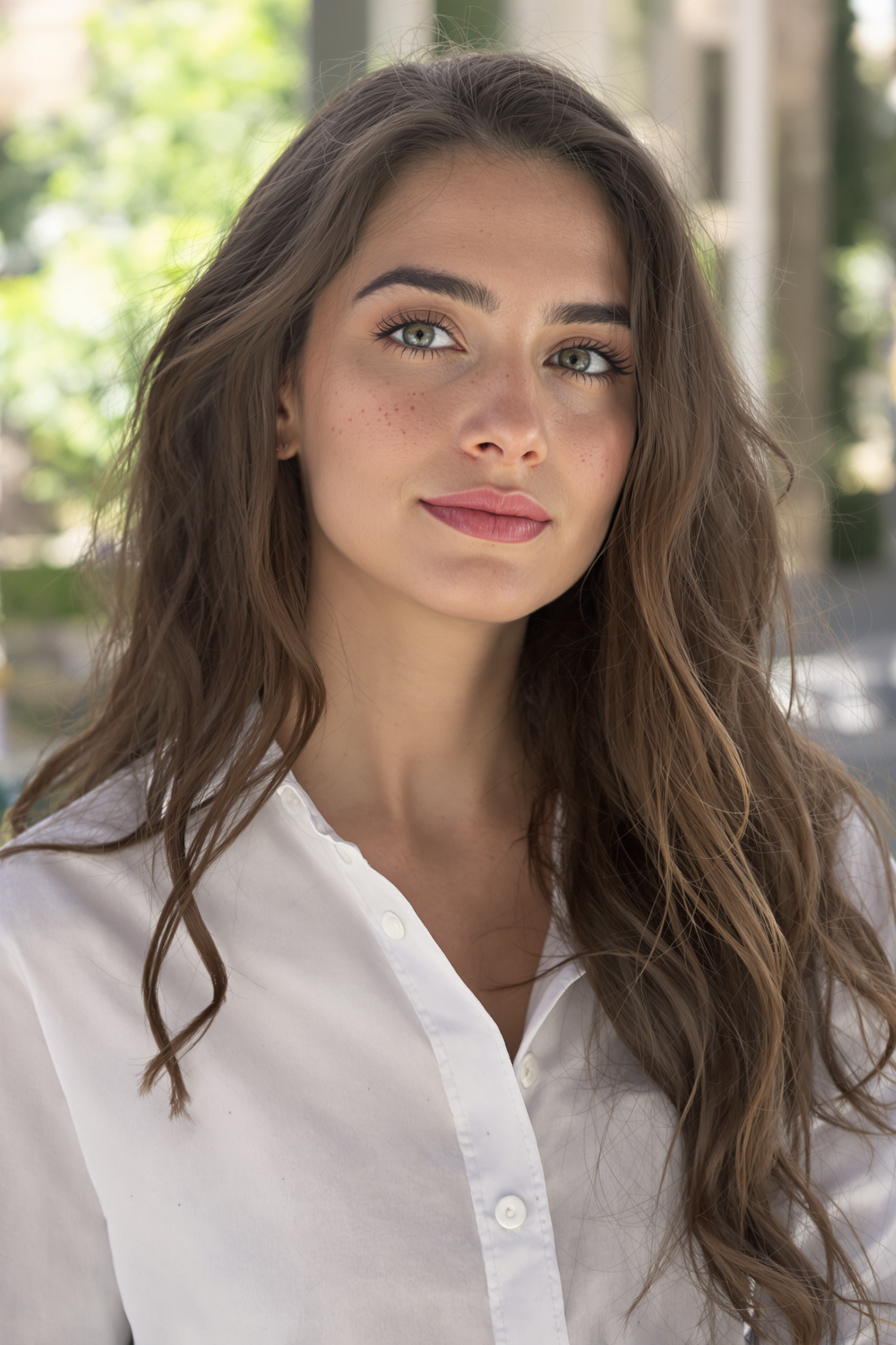 صورة مولدة بالذكاء الاصطناعي: FLUX prompt: A realistic portrait of a woman in her early 20s, ... (نموذج FLUX - أزياء وموضة)