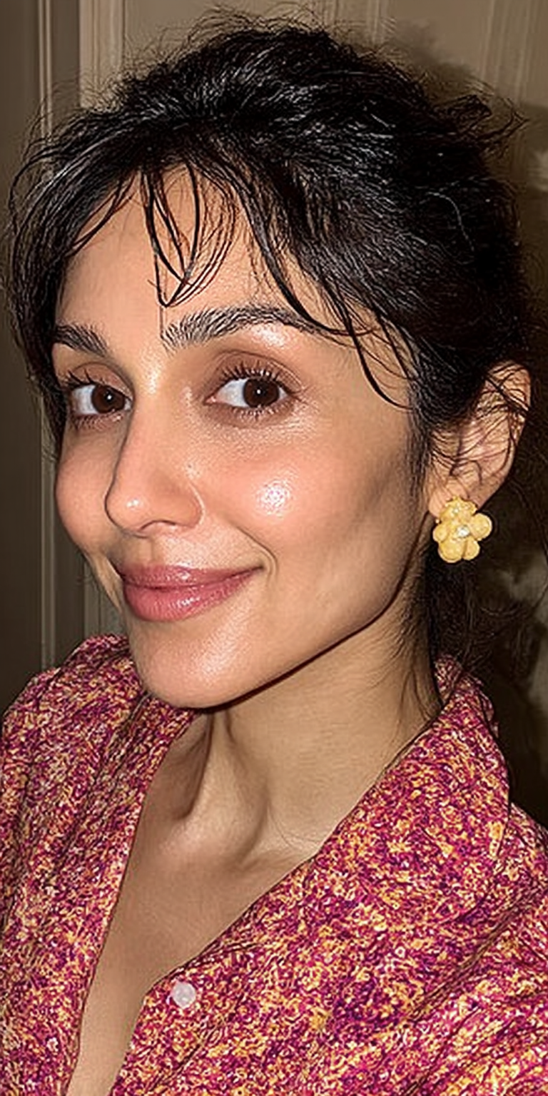 صورة مولدة بالذكاء الاصطناعي: Midjourney prompt: close-up photo of a woman in her mid 20's, photore... (نموذج Midjourney - صور شخصية)